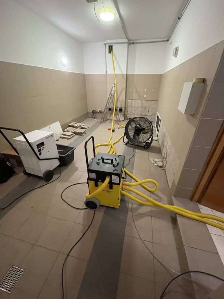 Przewody osuszające poprowadzone wzdłuż ściany łazienki